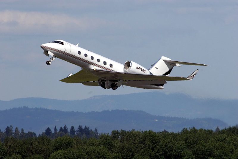 Top 4 Things to Do While Flying on a Chartered Jet